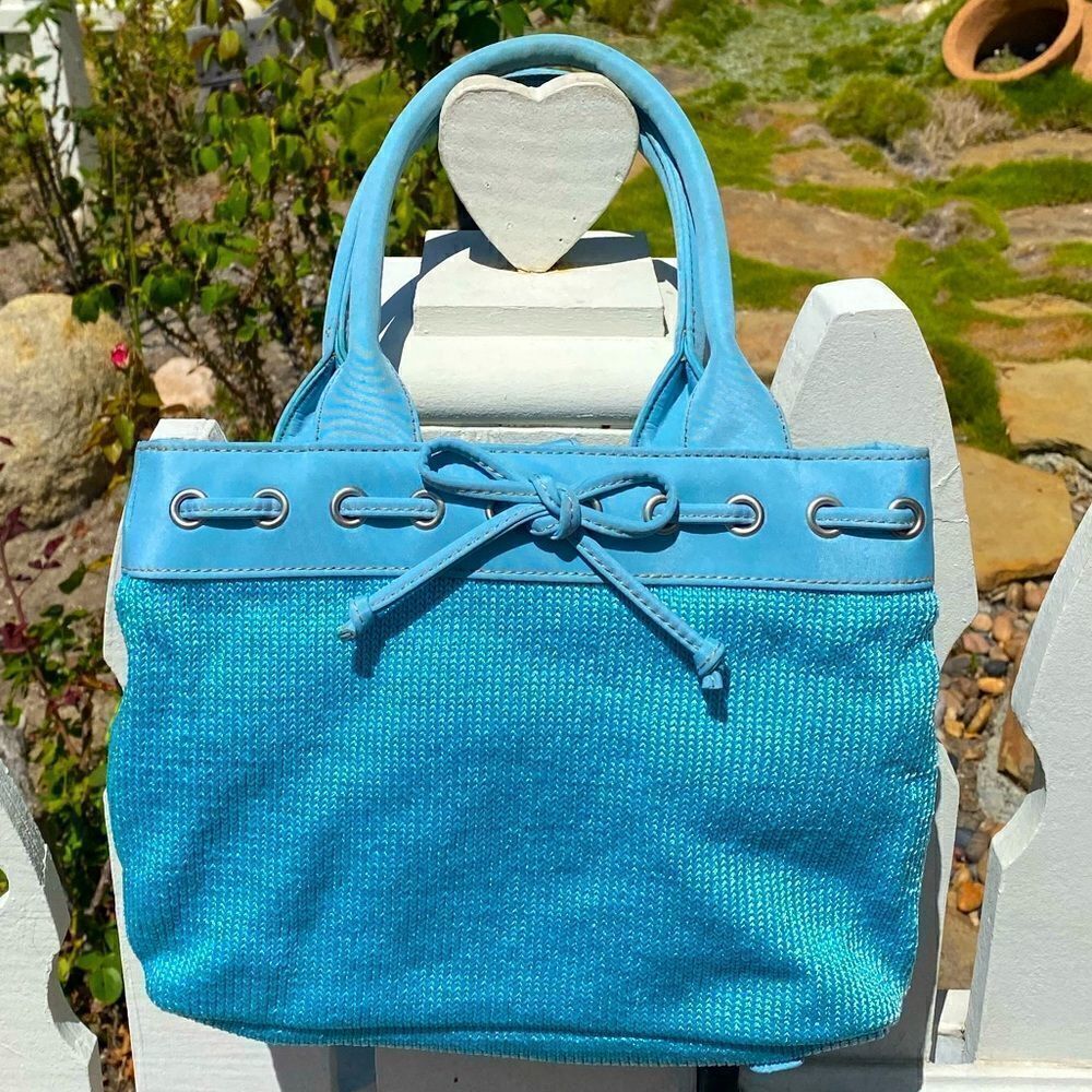 👜VINTAGE THE SAK BABY BLUE SHOULDER BAG. Great condition. Snap closure.